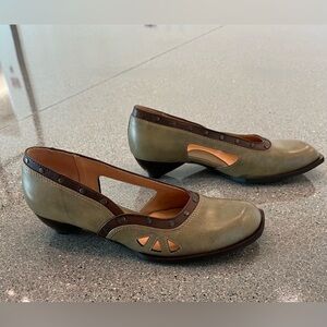 JOHN FLUEVOG olive green leather- low heels size 9